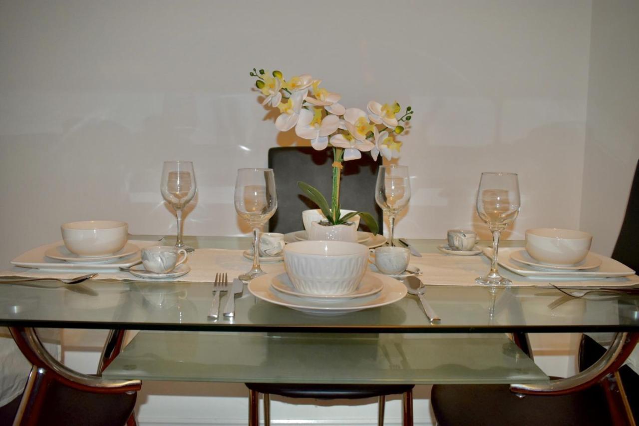 Classy Campbell Park Apartment, Balcony & Free Parking ミルトン・ケインズ エクステリア 写真