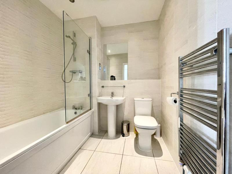 Classy Campbell Park Apartment, Balcony & Free Parking ミルトン・ケインズ エクステリア 写真