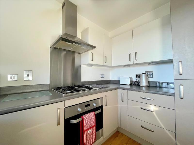 Classy Campbell Park Apartment, Balcony & Free Parking ミルトン・ケインズ エクステリア 写真