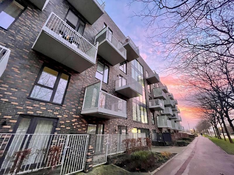 Classy Campbell Park Apartment, Balcony & Free Parking ミルトン・ケインズ エクステリア 写真