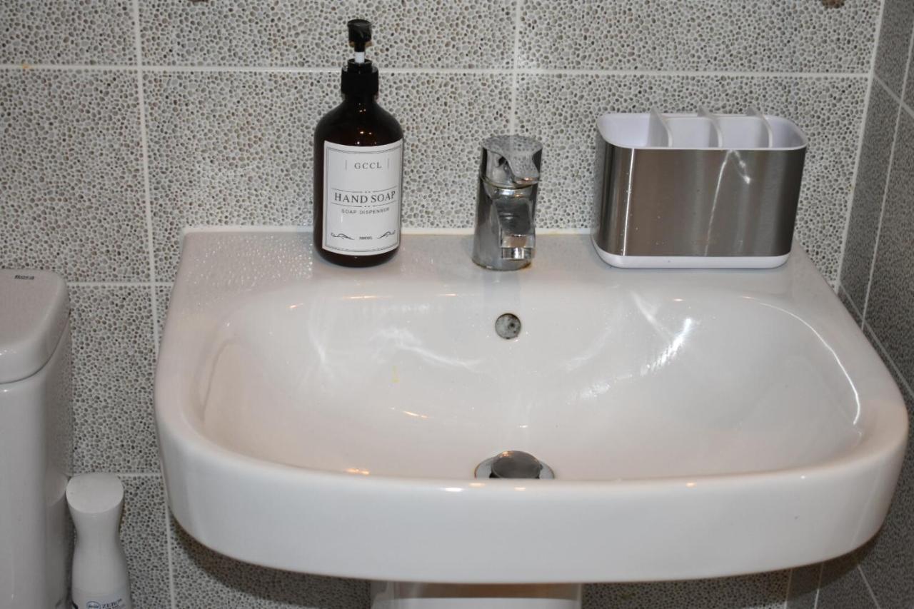 Classy Campbell Park Apartment, Balcony & Free Parking ミルトン・ケインズ エクステリア 写真
