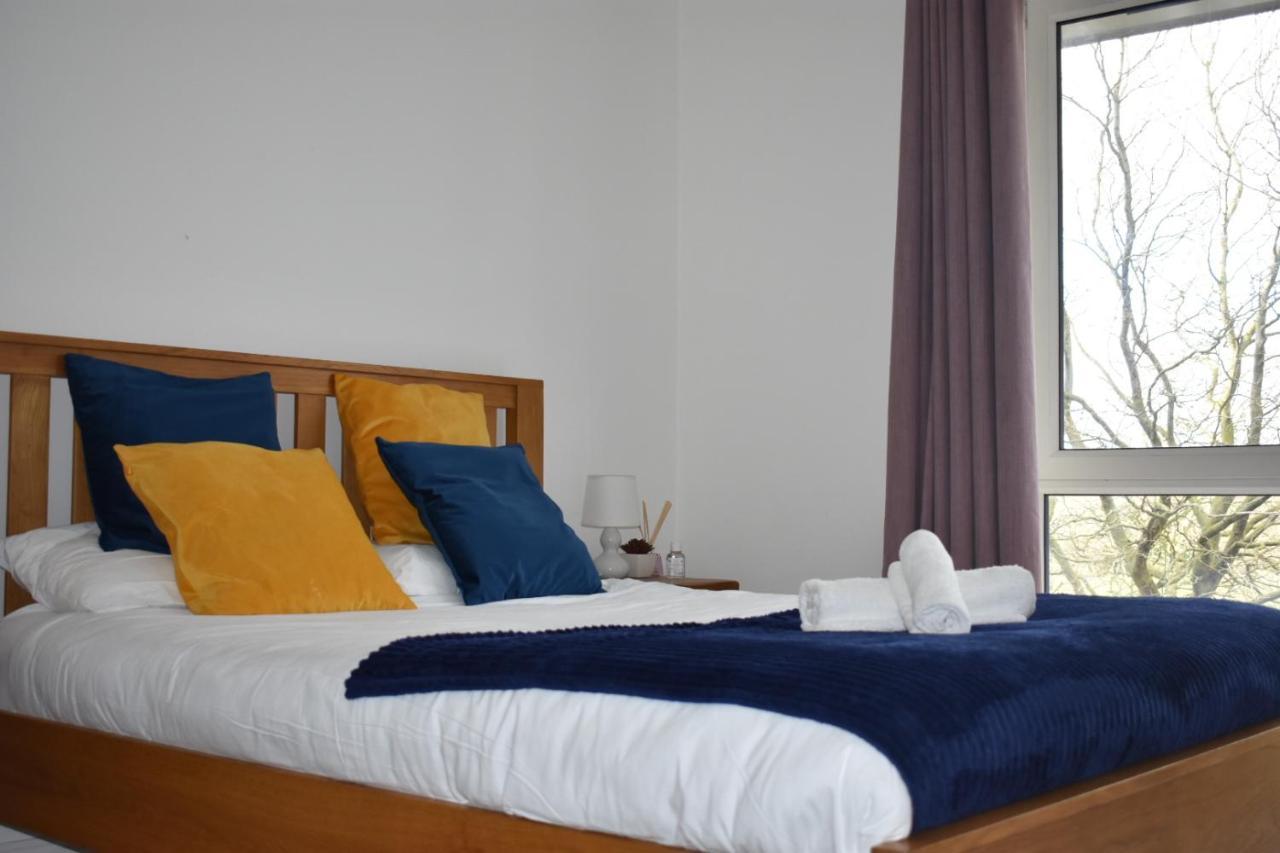 Classy Campbell Park Apartment, Balcony & Free Parking ミルトン・ケインズ エクステリア 写真