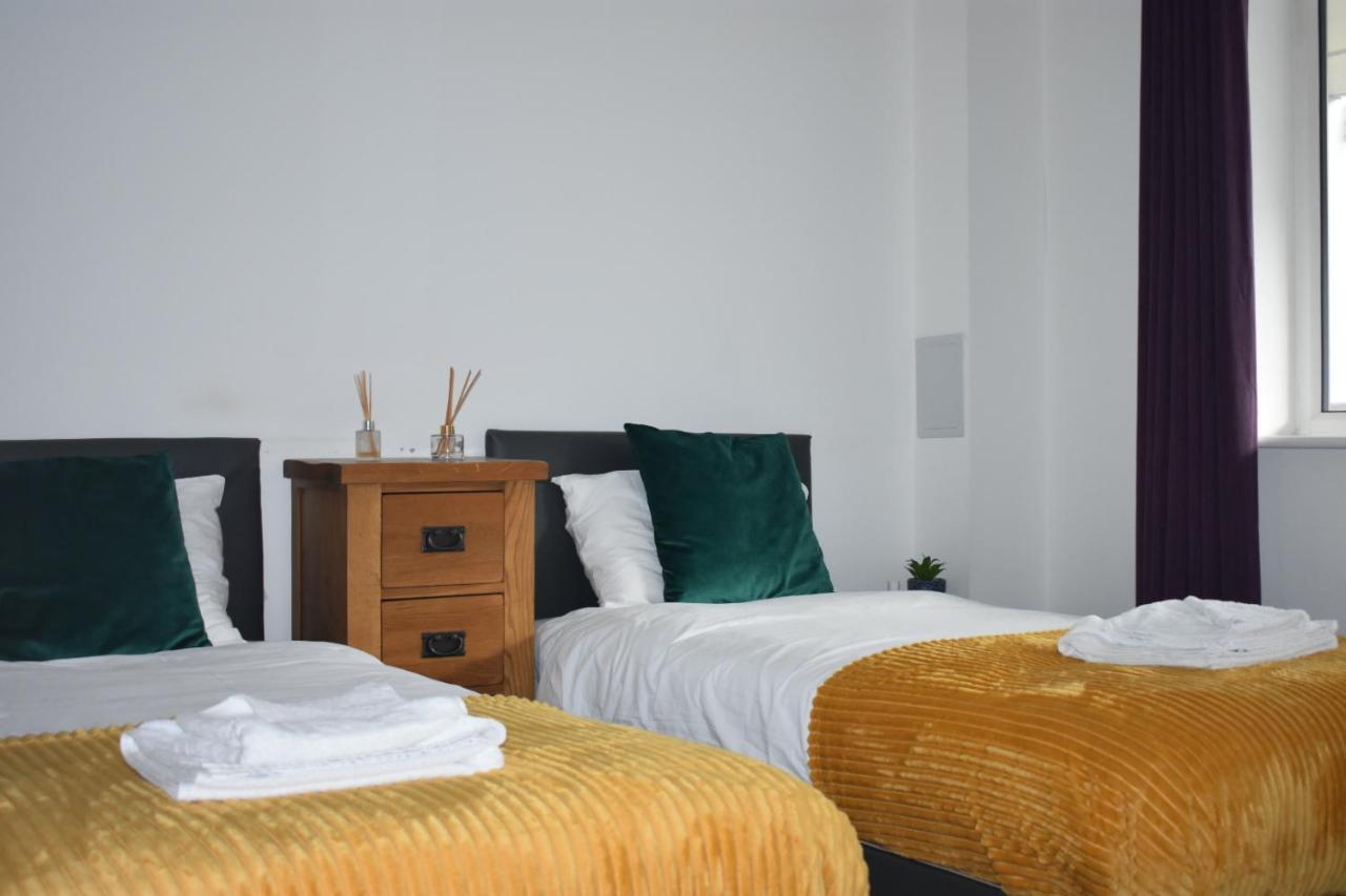 Classy Campbell Park Apartment, Balcony & Free Parking ミルトン・ケインズ エクステリア 写真